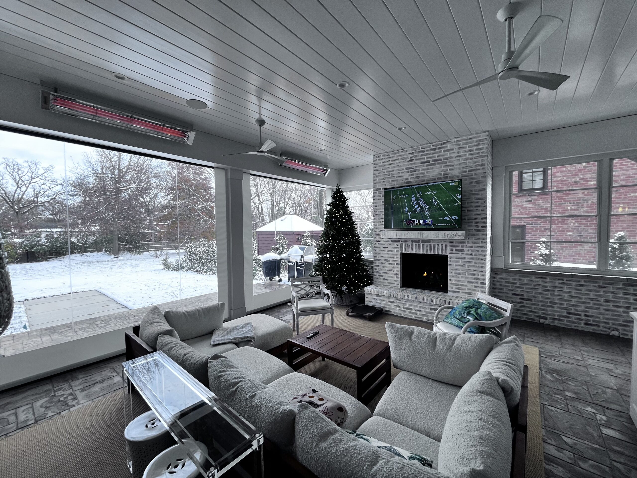 broadview-screen-snow-day-inside-porch